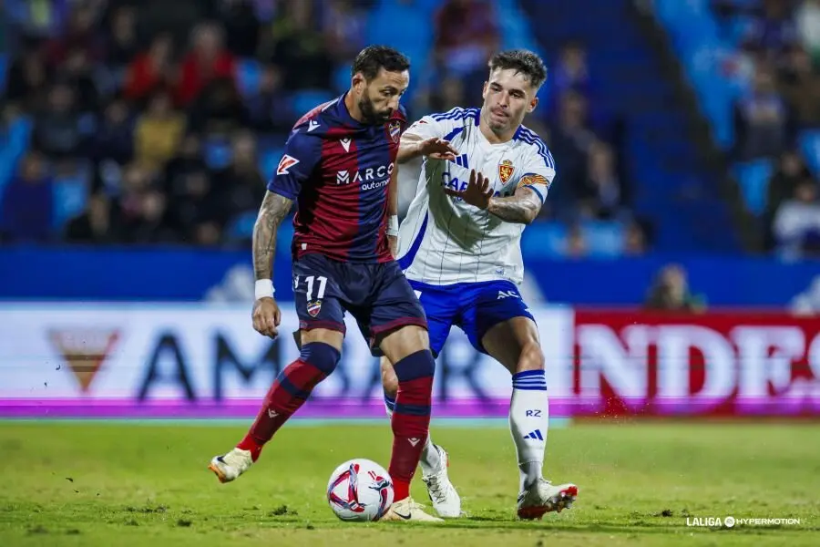 Levante y Llu&iacute;s L&oacute;pez durante el partido de ida entre Real Zaragoza y Levante / LaLiga