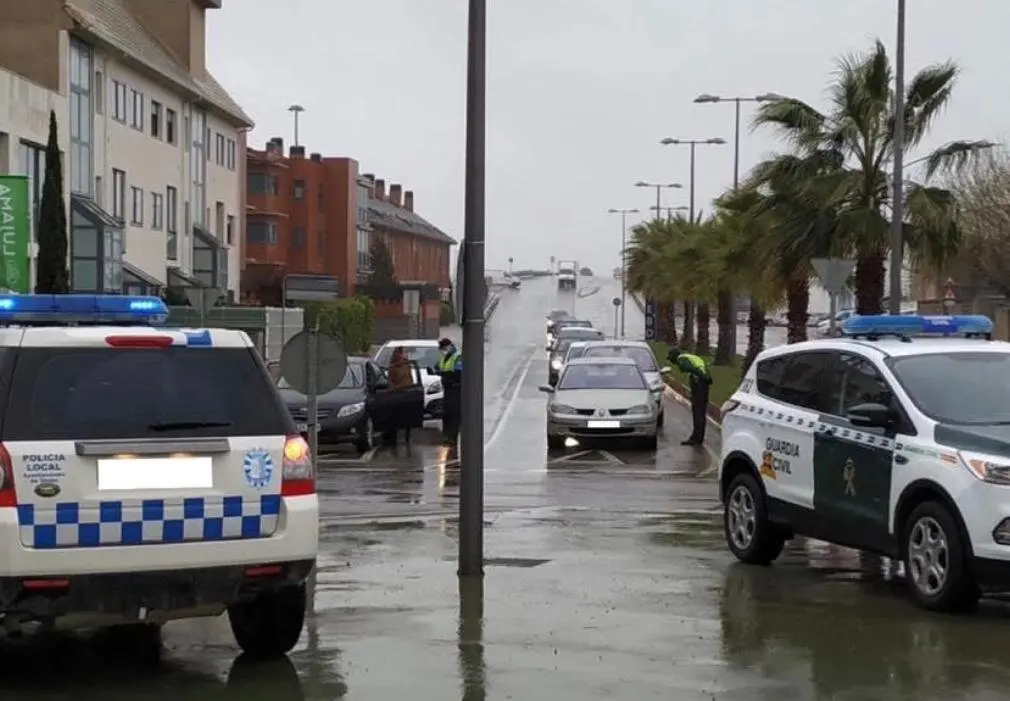 Imagen de archivo de un control policial de la Polic&iacute;a Local de Utebo con la Guardia Civil/ Sucesos Utebo