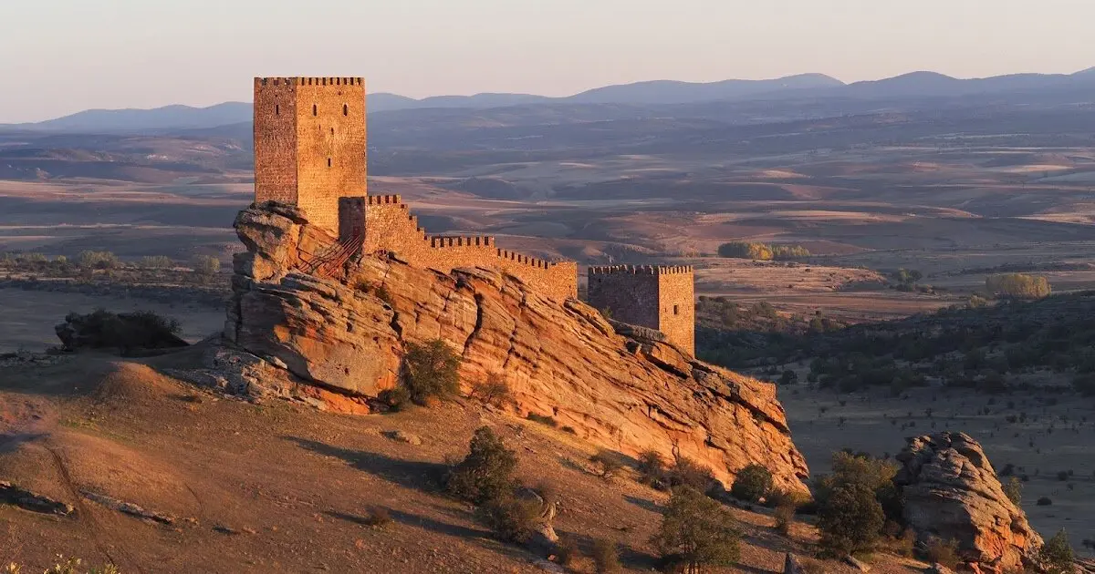 El imponente castillo que sali&oacute; en Juego de Tronos y hace frontera con Arag&oacute;n
