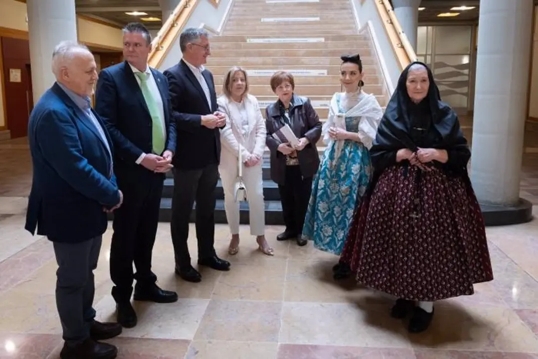 Presentaci&oacute;n del D&iacute;a de la Faldeta de Fraga El consejero de Medio Ambiente y Turismo, Manuel Blasco; el alcalde de Fraga, Jos&eacute; Ignacio Gram&uacute;n; y la concejala de Cultura, Mar&iacute;a Jos&eacute; Barraf&oacute;n, y mujeres ataviadas con el traje tradicional. - FABI&Aacute;N SIM&Oacute;N