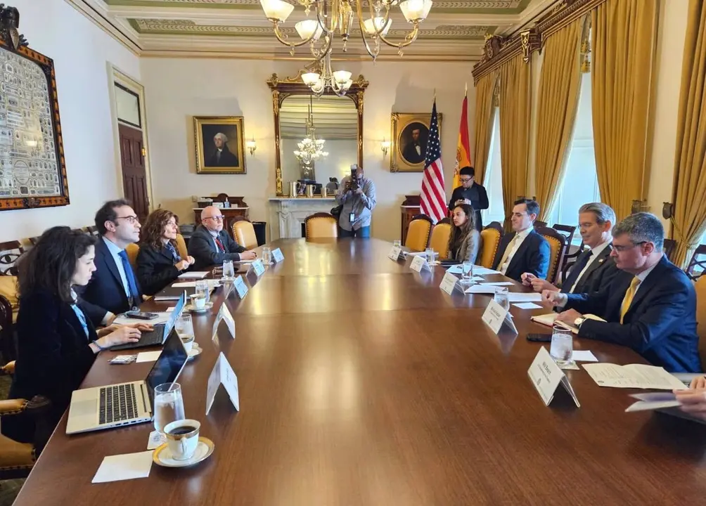 El ministro de Econom&iacute;a, Comercio y Empresa, Carlos Cuerpo (2i), durante su reuni&oacute;n con el secretario del Tesoro de Estados Unidos, Scott Bessent (2d) en Washington (Estados Unidos). - Ministerio de Econom&iacute;a