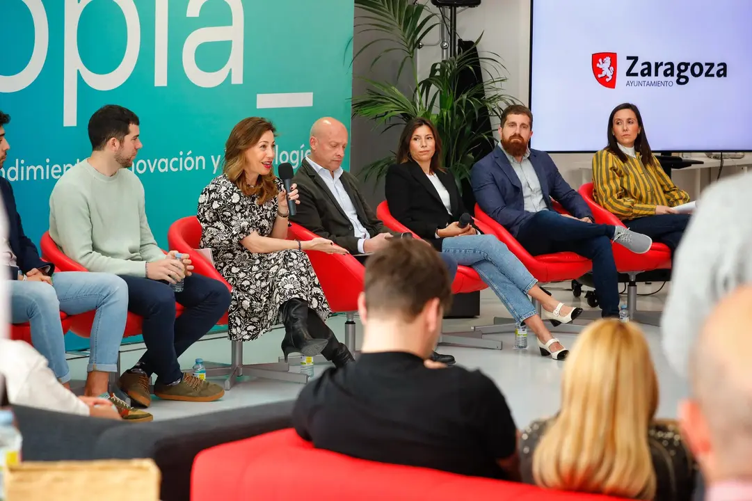 La alcaldesa de Zaragoza, Natalia Chueca, durante el D&iacute;a del Emprendimiento. AZ