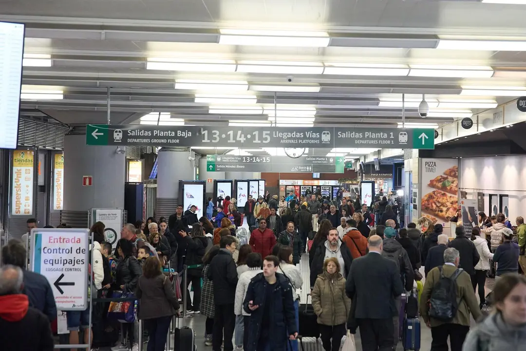 Un grupo de personas con maletas en una de las instalaciones de Atocha con motivo de la segunda fase de la operaci&oacute;n Salida por Semana Santa en la Estaci&oacute;n de Atocha /EP