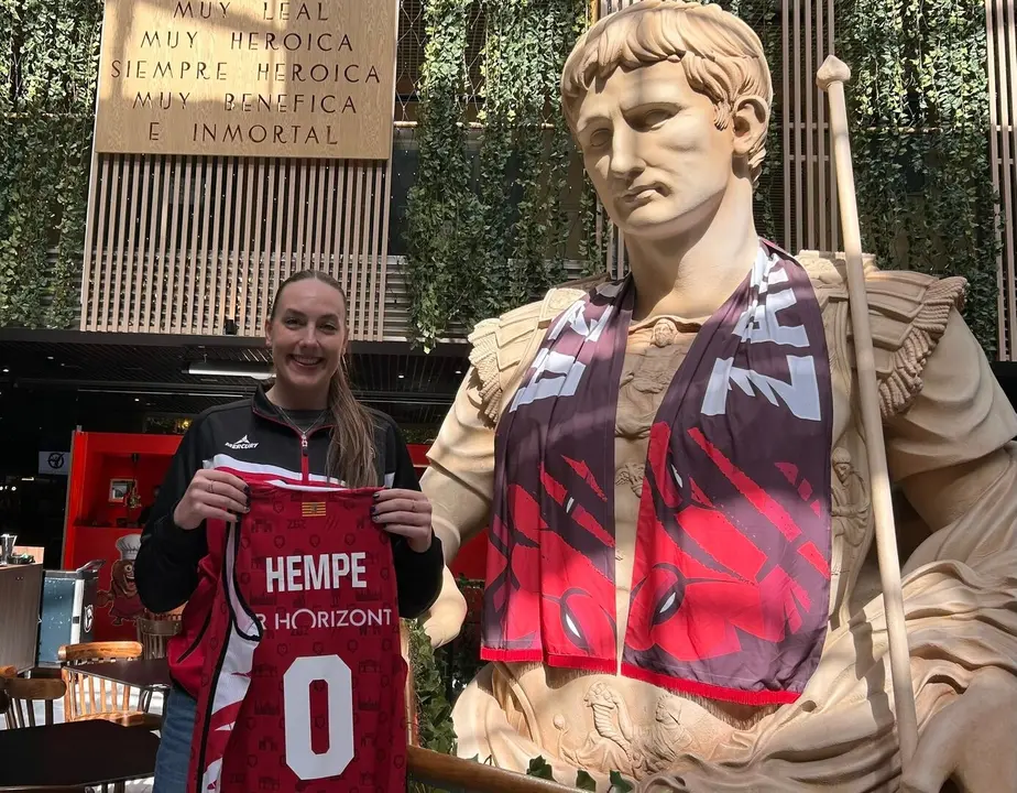 Hempe con la camiseta de Casademont / CASADEMONT