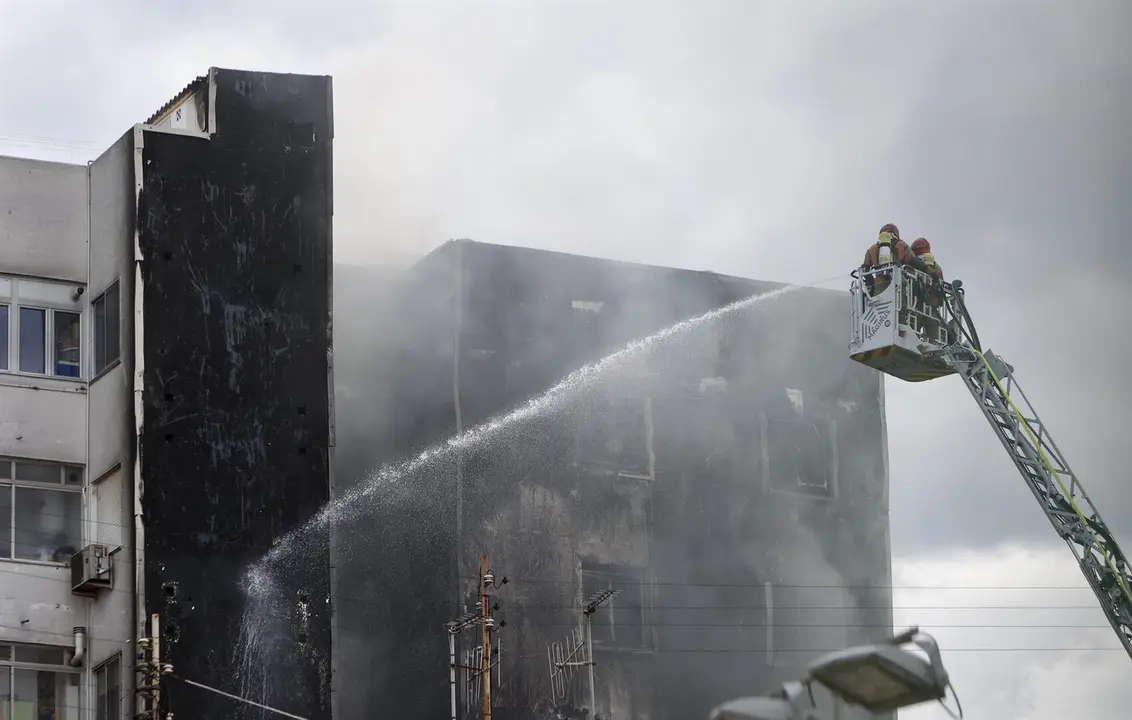 Efectivos de bomberos trabajan en la extinci&oacute;n de un incendio en un edificio de Castell&oacute;. - &Aacute;NGEL S&Aacute;NCHEZ / EUROPA PRESS