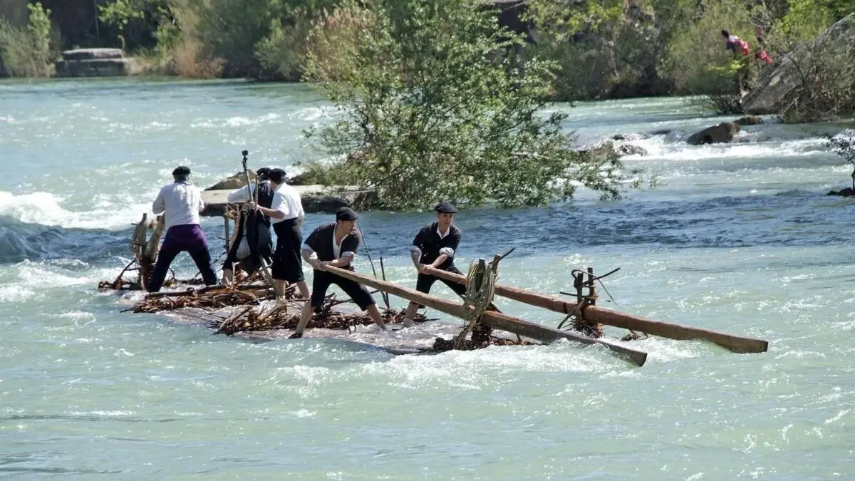 Imagen de archivo del descenso de nabatas por el r&iacute;o G&aacute;llego. / NABATEROS DE LA GALLIGUERA