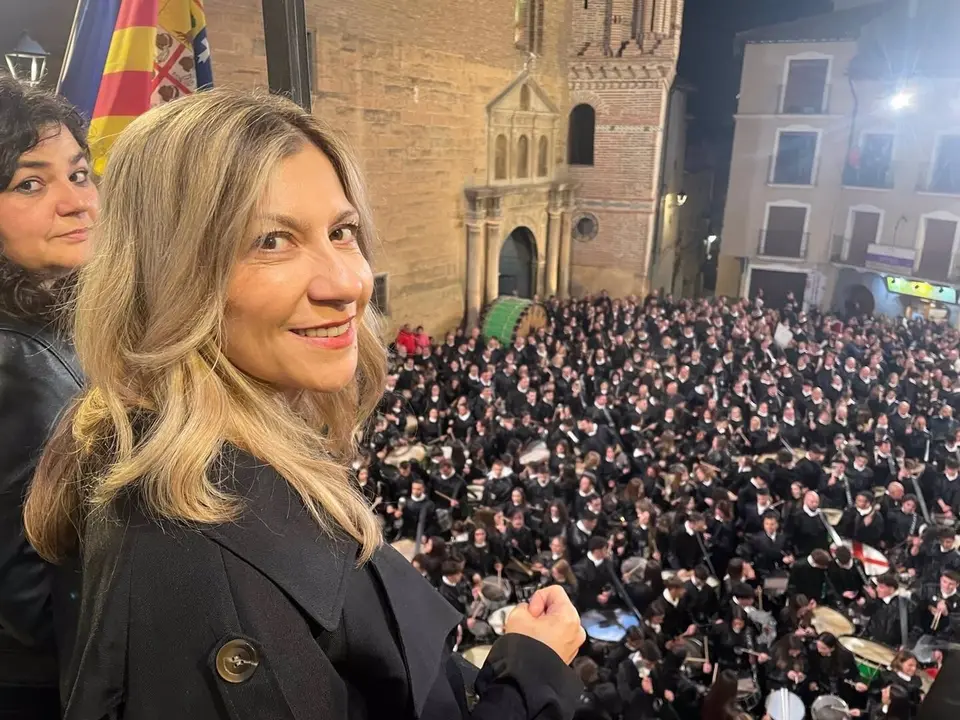 Mar Vaquero en el balc&oacute;n del Ayuntamiento de Albalate del Arzobispo (Teruel), en la 'Rompida de la Hora'. / GOBIERNO DE ARAG&Oacute;N