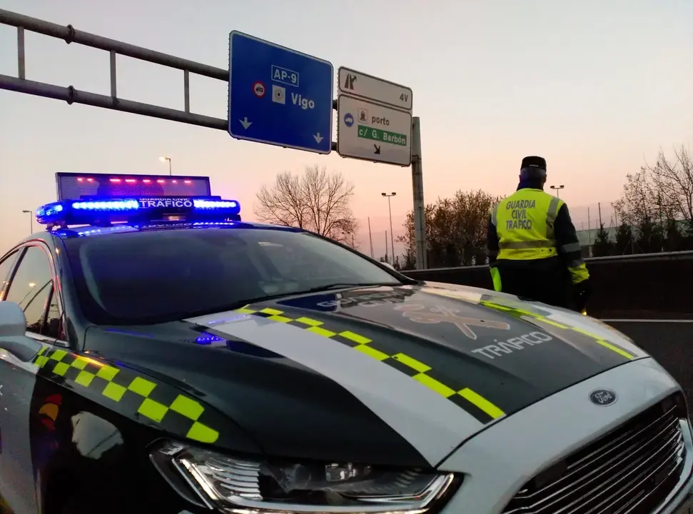 Imagen de una patrulla de tr&aacute;fico de la Guardia Civil vigilando la carretera /H.A.