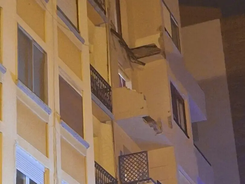 Un balc&oacute;n se cae de un quinto piso en Zaragoza.