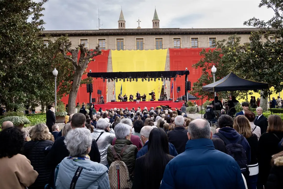 Acto 'Arag&oacute;n, tierra de jotas' en el que se ha desplegado una gran bandera de la Comunidad en los jardines del edificio Pignatelli con motivo de la conmemoraci&oacute;n del 23 abril. - FABI&Aacute;N SIM&Oacute;N