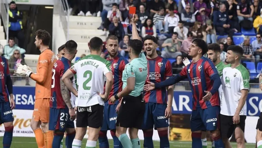 Momento de la expulsi&oacute;n de Jorge Pulido ante el Racing de Santander / LaLiga