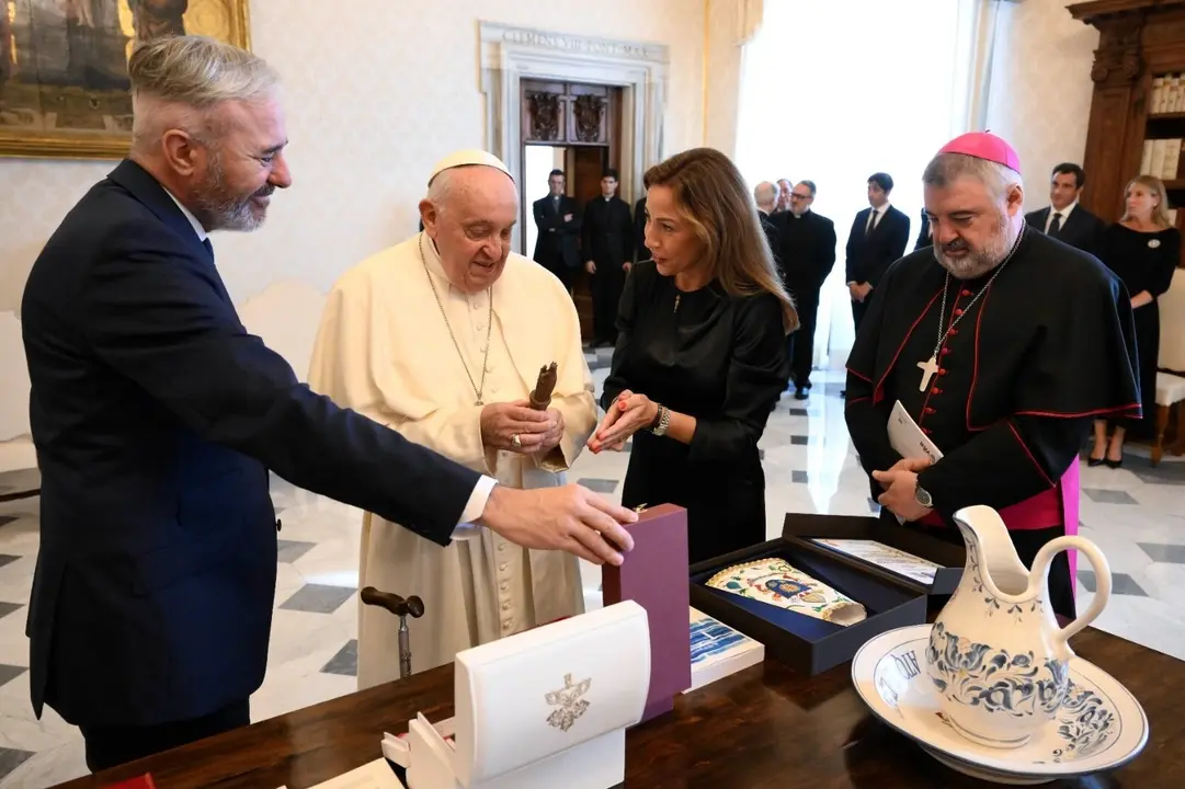 El presidente aragon&eacute;s, Jorge Azc&oacute;n, y la alcaldesa de Zaragoza, Natalia Chueca, en su visita al papa Francisco en El Vaticano