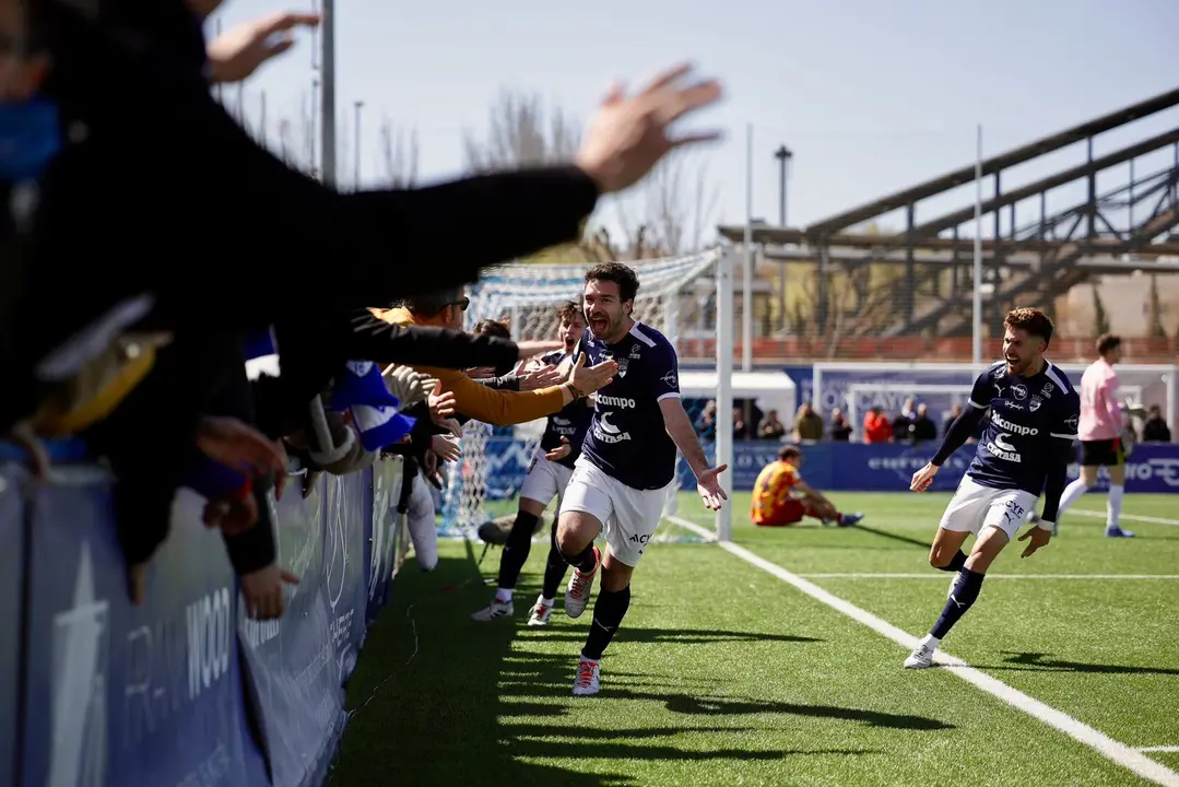 Jugadores del Utebo celebrando un gol con su afici&oacute;n / Utebo CF