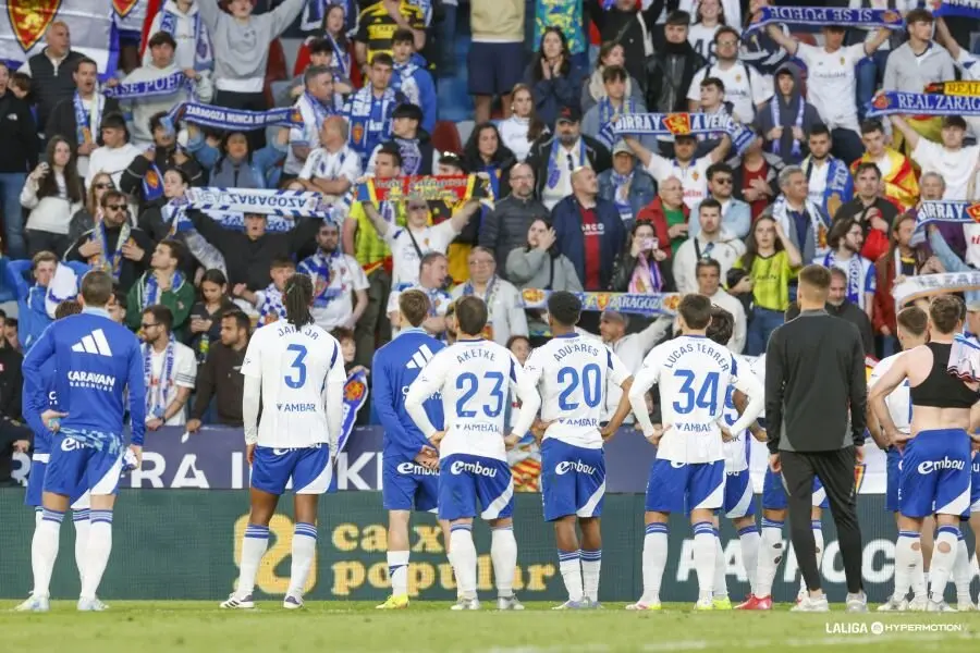 Jugadores del Real Zaragoza ante la afici&oacute;n desplazada a Valencia / LaLiga