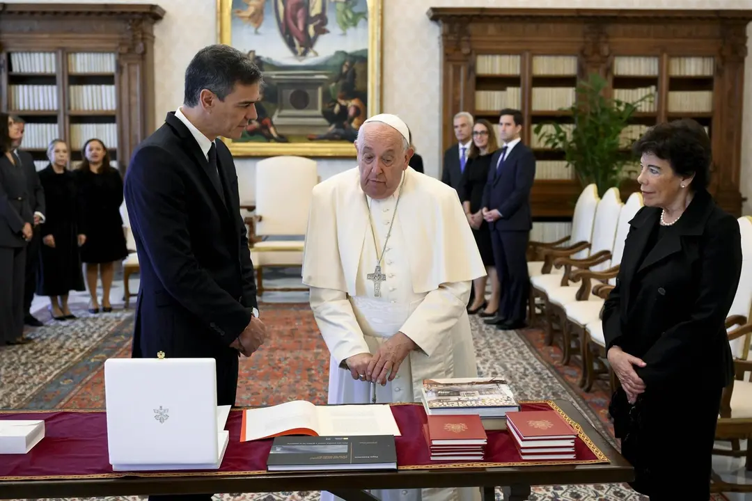 El presidente del Gobierno, Pedro S&aacute;nchez, el Papa Francisco y la embajadora espa&ntilde;ola en el Vaticano, Isabel Cela&aacute;. / EP