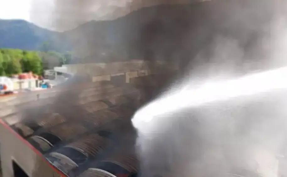Incendio en una nave industrial en el pol&iacute;gono de La Canya en Olot (Girona)
- BOMBERS DE LA GENERALITAT
