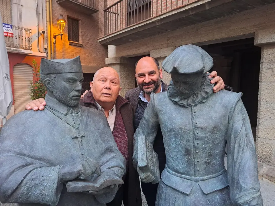 El artista Tom&aacute;s Roures y el alcalde de Barbastro, Fernando Torres, junto a las esculturas de los Hermanos Argensola. - AYUNTAMIENTO