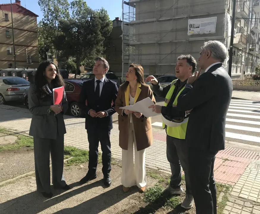 La alcaldesa de Zaragoza, Natalia Chueca visita la rehabilitaci&oacute;n de viviendas en Balsas de Ebro Viejo - EUROPA PRESS
