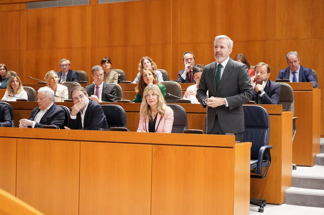 El presidente de Arag&oacute;n, Jorge Azc&oacute;n, en el pleno en las Cortes este viernes