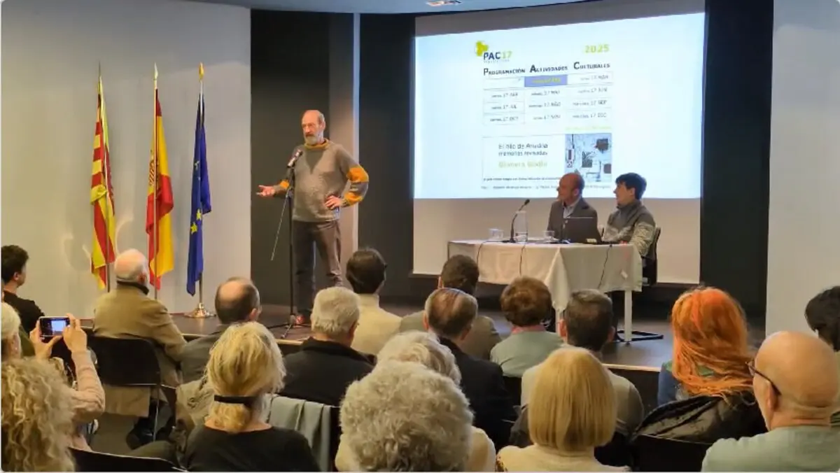 El arquitecto Fernando Bayo Mata, fundador de PAC17, recibe el galard&oacute;n de manos de la Asociaci&oacute;n Aragonesa de Cr&iacute;ticos de Arte por su labor como espacio expositivo.