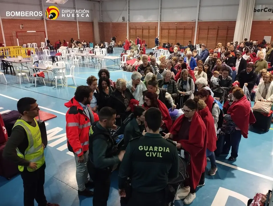 Los pasajeros del AVE detenidos en Zaid&iacute;n han sido alojados en el pabell&oacute;n municipal. - DPH.