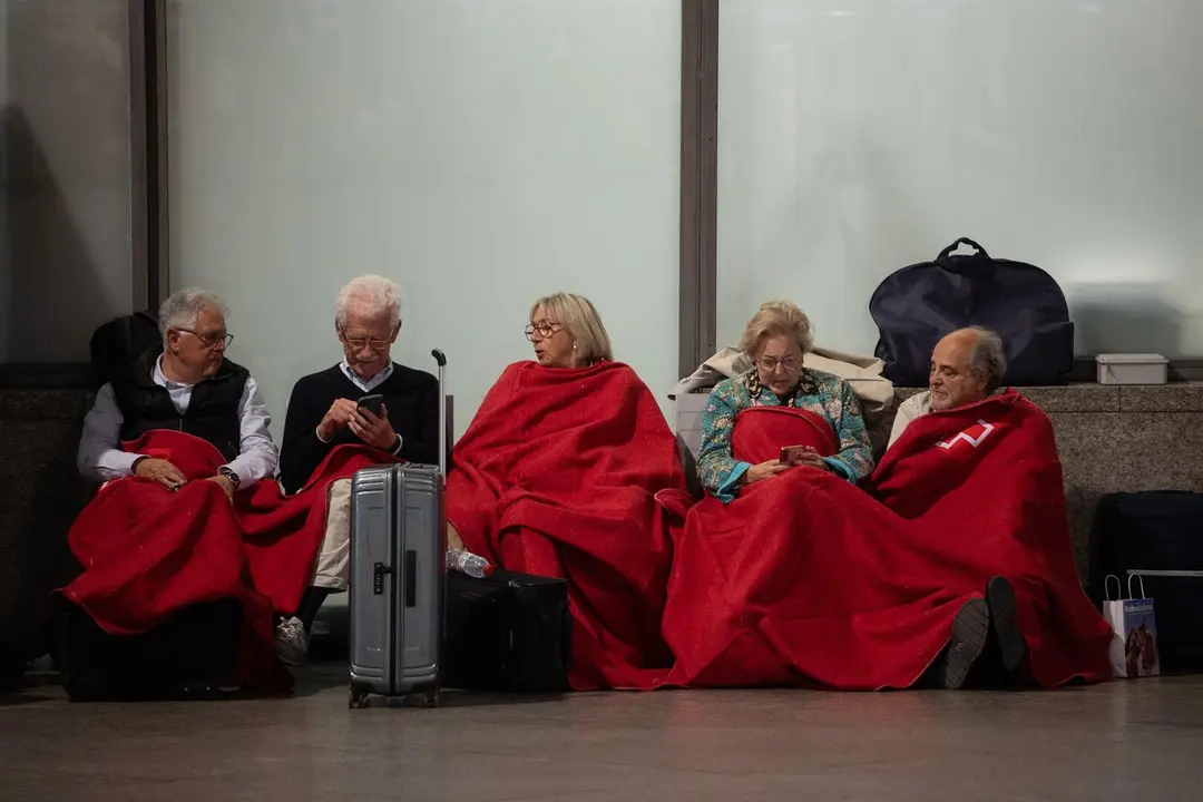 Decenas de personas se refugian en la estaci&oacute;n de tren de Atocha, Madrid, donde pasar&aacute;n la noche tras el apag&oacute;n el&eacute;ctrico en Espa&ntilde;a, el 28 de abril de 2025. - Alejandro Mart&iacute;nez V&eacute;lez/Europ / Europa Press