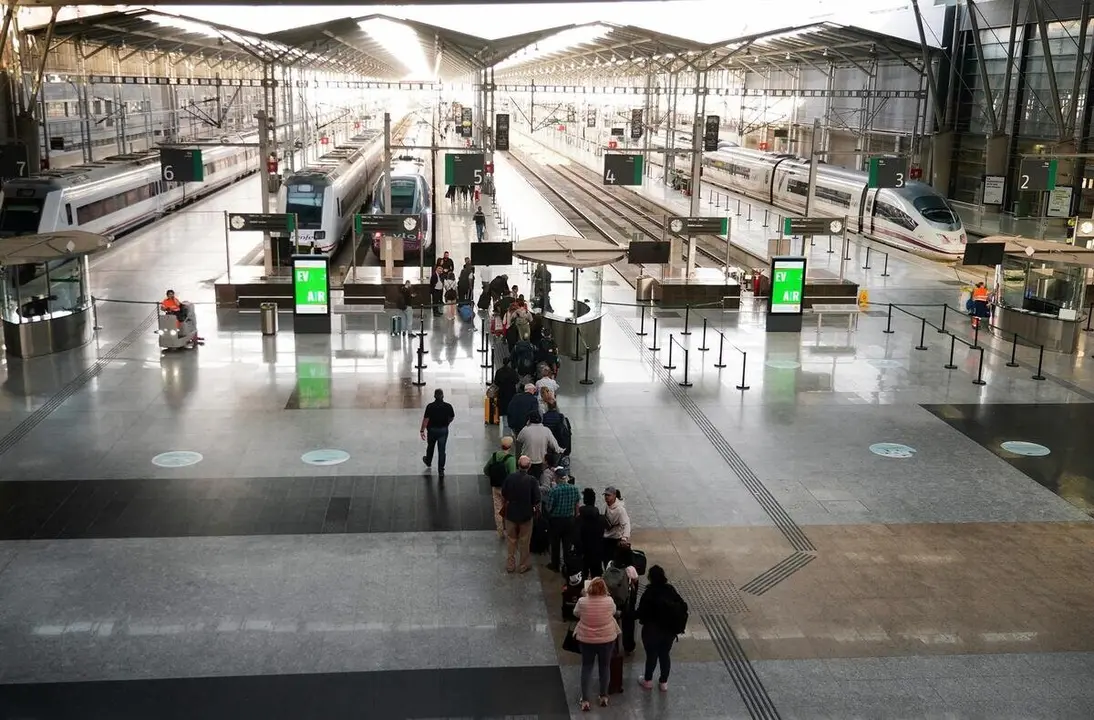 Vista general del interior de la estaci&oacute;n de trenes de Mar&iacute;a Zambrano el d&iacute;a despu&eacute;s del apag&oacute;n generalizado - &Aacute;lex Zea - Europa Press