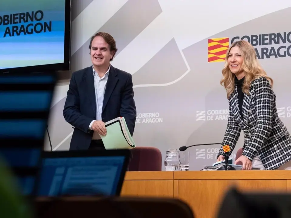 El consejero de Hacienda, Roberto Bermudez de Castro, y la vicepresidenta del Gobierno de Arag&oacute;n, Mar Vaquero, en la sala de prensa del Pignatelli - Fabi&aacute;n Sim&oacute;n