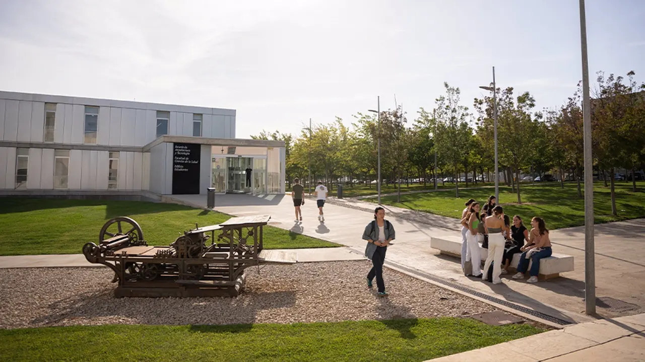 Esta formaci&oacute;n universitaria se desarrolla a trav&eacute;s de una metodolog&iacute;a h&iacute;brida que combina sesiones online s&iacute;ncronas con una semana inmersiva presencial. - USJ