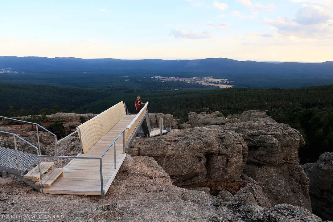 El paraje cerca de Arag&oacute;n rodeado de gigantescas rocas con un mirador que quita el aliento