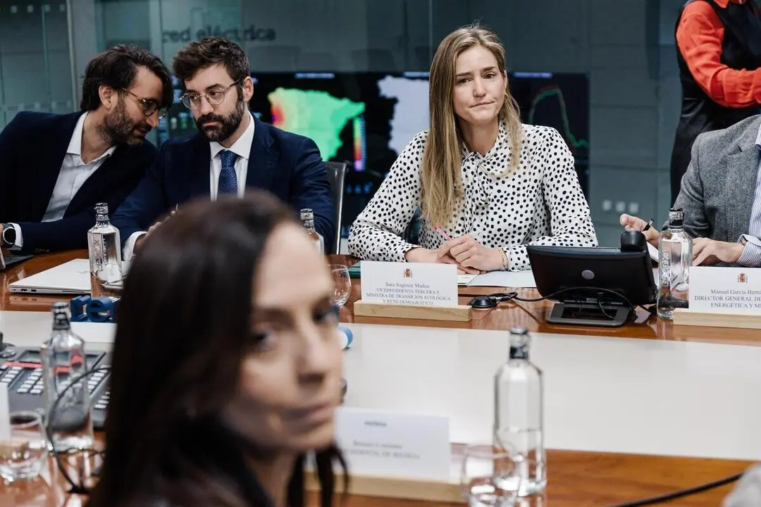 La vicepresidenta tercera y ministra para la Transici&oacute;n Ecol&oacute;gica, Sara Aagesen y la presidenta de Red El&eacute;ctrica de Espa&ntilde;a, Beatriz Corredor ./ Europa Press