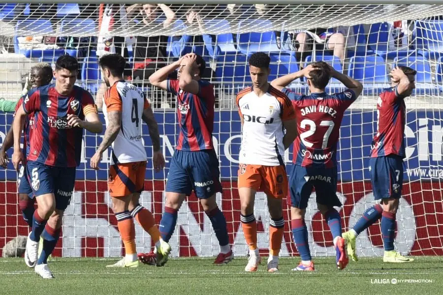 Jugadores de la SD Huesca ante el Oviedo / LaLiga