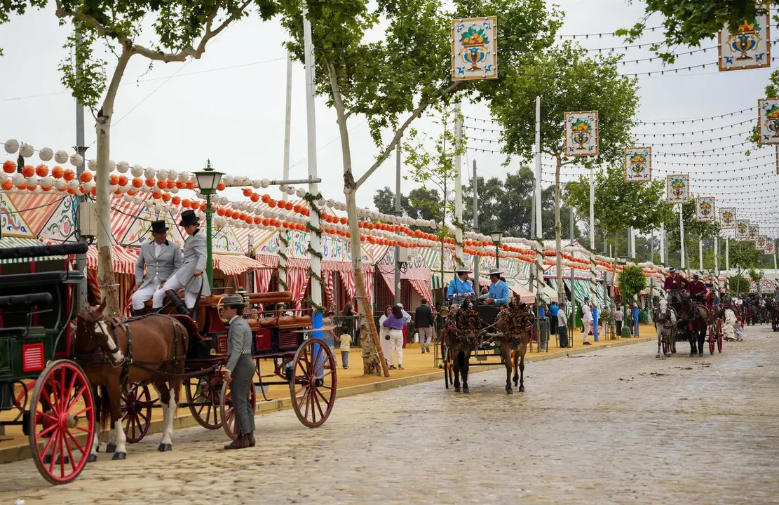 Coche de caballos pasean por la feria. / EP
