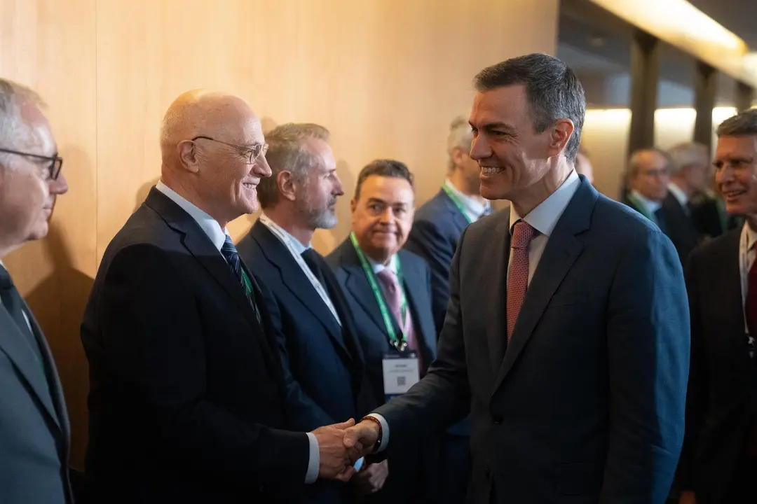 El presidente del Gobierno, Pedro S&aacute;nchez (d), saluda al presidente del Banco Sabadell, Josep Oliu (i). / EP