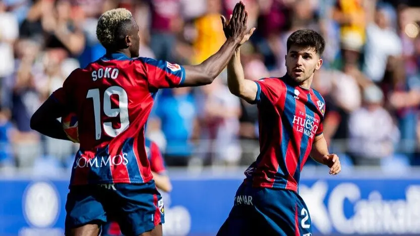 Javi Hern&aacute;ndez junto a Soko ante el Oviedo / SD Huesca