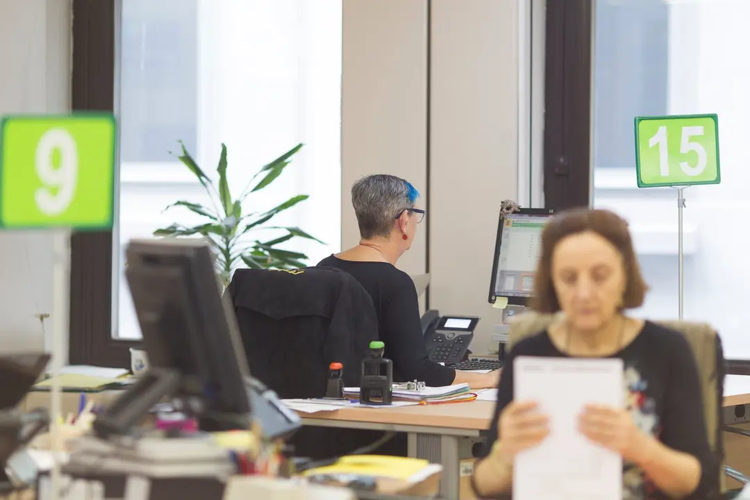 Trabajadoras en una oficina de empleo