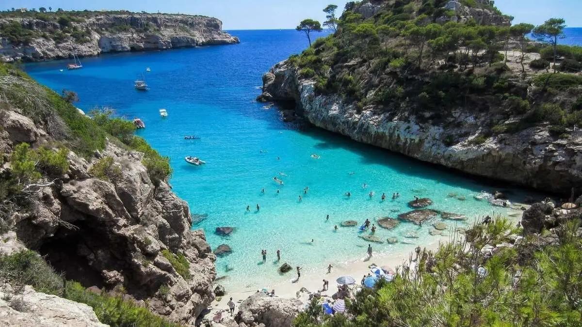 El para&iacute;so a solo 1 hora de Zaragoza playas de infarto, calas rec&oacute;nditas y mucha fiesta
