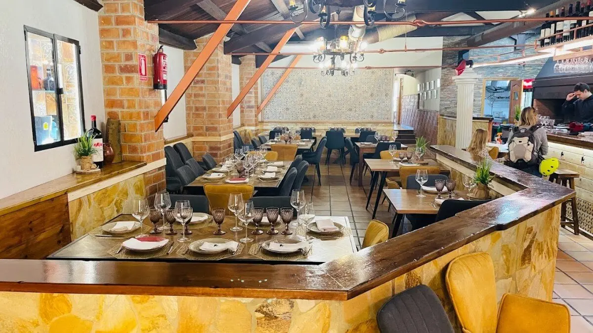 El asador en el centro de Teruel donde todo se sirve a lo grande: desde lubina a chulet&oacute;n