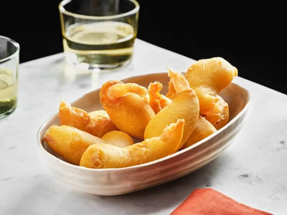 El bar de este pueblo de Zaragoza que borda las gambas rebozadas: riqu&iacute;simas