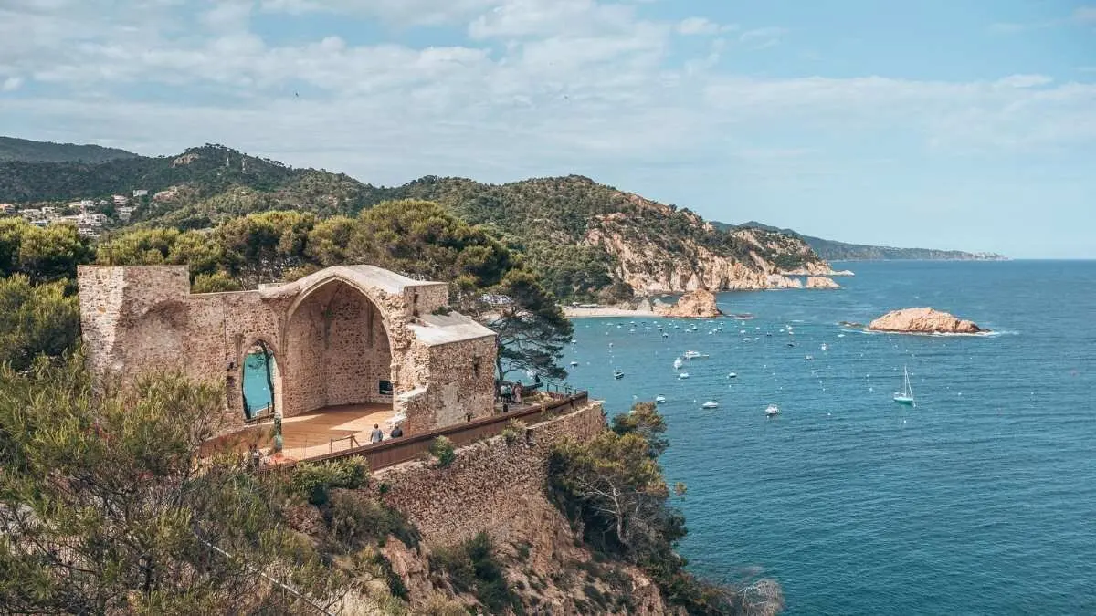 El mar y la monta&ntilde;a son uno, el para&iacute;so de la Costa Brava cerca de Arag&oacute;n