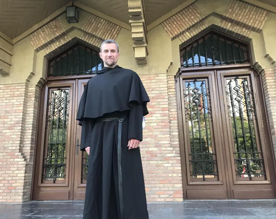 El director del colegio San Agust&iacute;n de Zaragoza, el padre Pablo Tirado, en la entrada del centro educativo - EUROPA PRESS