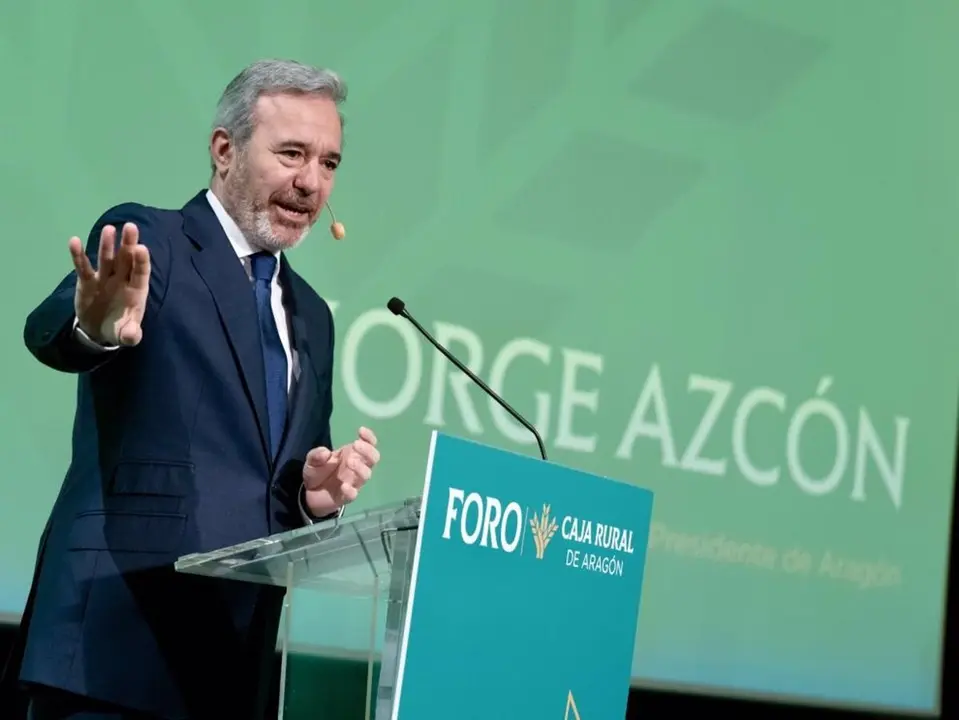 El presidente del Gobierno de Arag&oacute;n, Jorge Azc&oacute;n, durante su intervenci&oacute;n en el primer Foro Caja Rural de Arag&oacute;n. - FABI&Aacute;N SIM&Oacute;N/GOBIERNO DE ARAG&Oacute;N