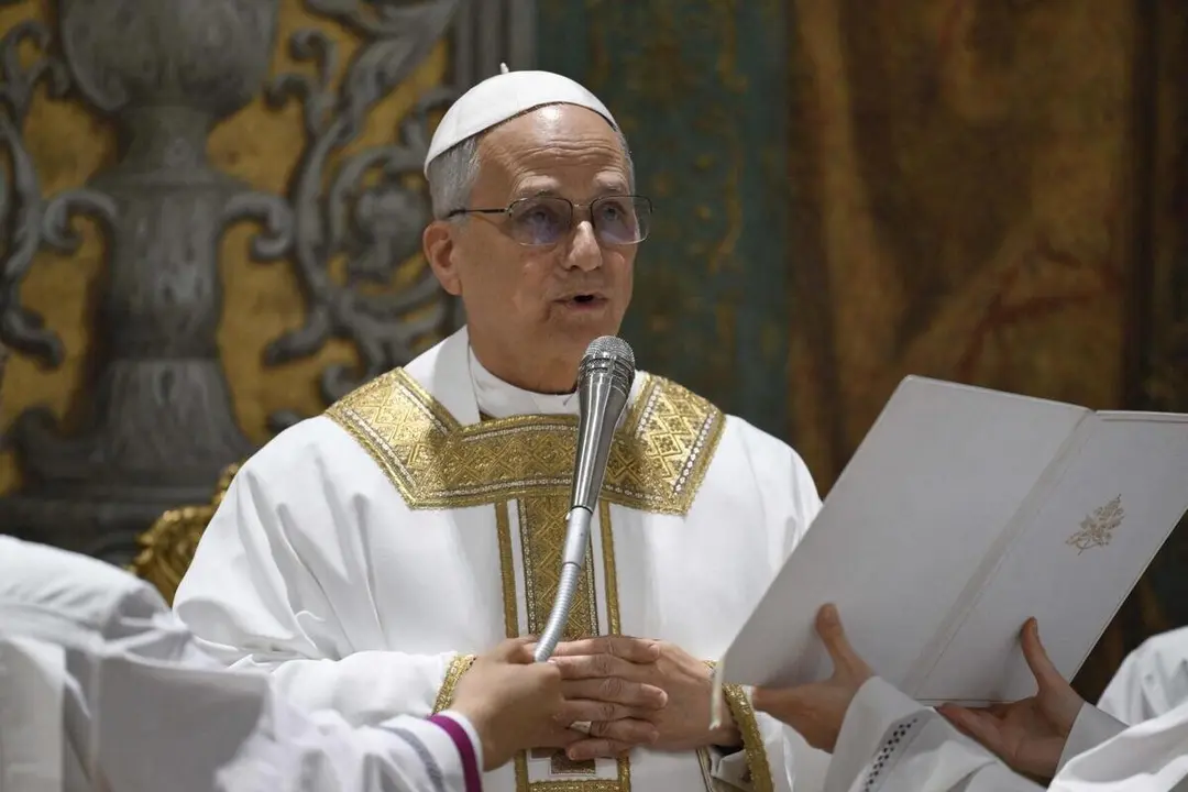 Imagen de archivo del Papa Le&oacute;n XIV durante su primera homil&iacute;a.