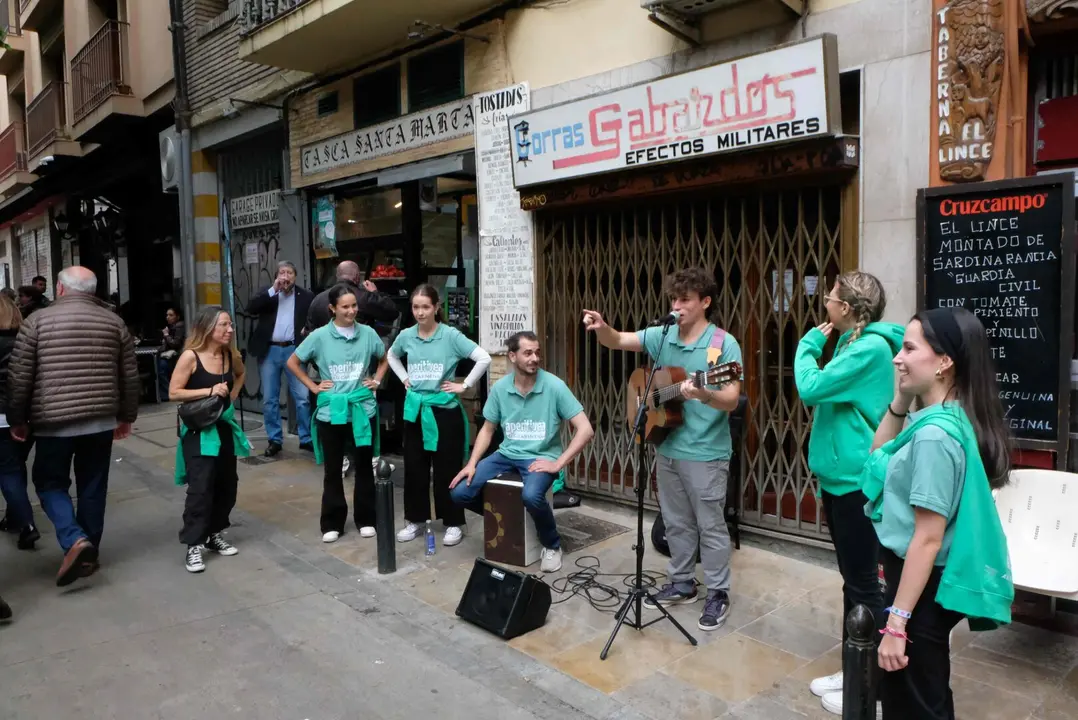 Aperitivea con DO CARI&Ntilde;ENA Casco Viejo-concierto calle. FOTO JOHANNA AZNAR - MAASZOOM
