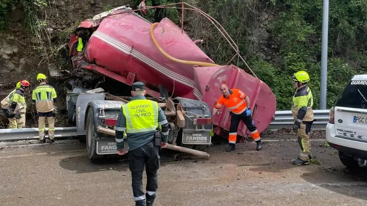 Tr&aacute;gico y aparatoso accidente en Huesca: muere un camionero en la N-260 ./ Guardia Civil