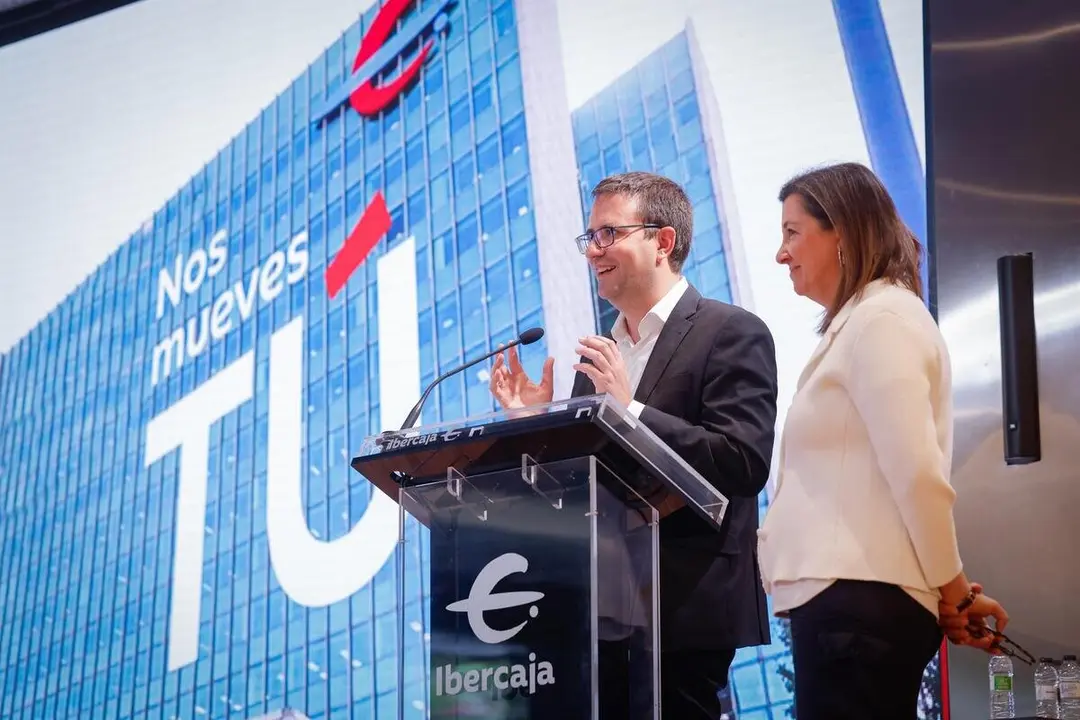 El director de Comunicaci&oacute;n, Marca y Relaciones Institucionales de Ibercaja, Enrique Barbero, y la jefa de Marca y Comunicaci&oacute;n Comercial del Banco, Carmen P&eacute;rez, en el espacio Xplora en Zaragoza, donde han presentado la nueva campa&ntilde;a. - CHUS MARCHADOR