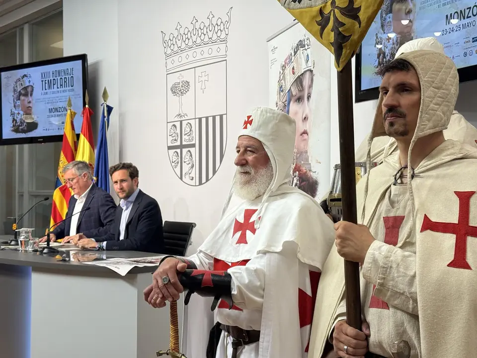 El consejero de Medio Ambiente y Turismo, Manuel Blasco, y el alcalde de Monz&oacute;n, Isaac Calver. /Gobierno de Arag&oacute;n