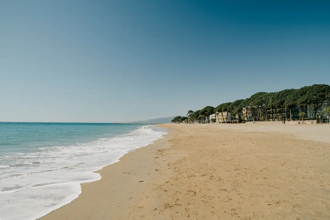 La 'paradisiaca' playa entre Salou y Cambrils: a 2 horas de Zaragoza y m&aacute;s tranquila ./ Turismo Cambrils