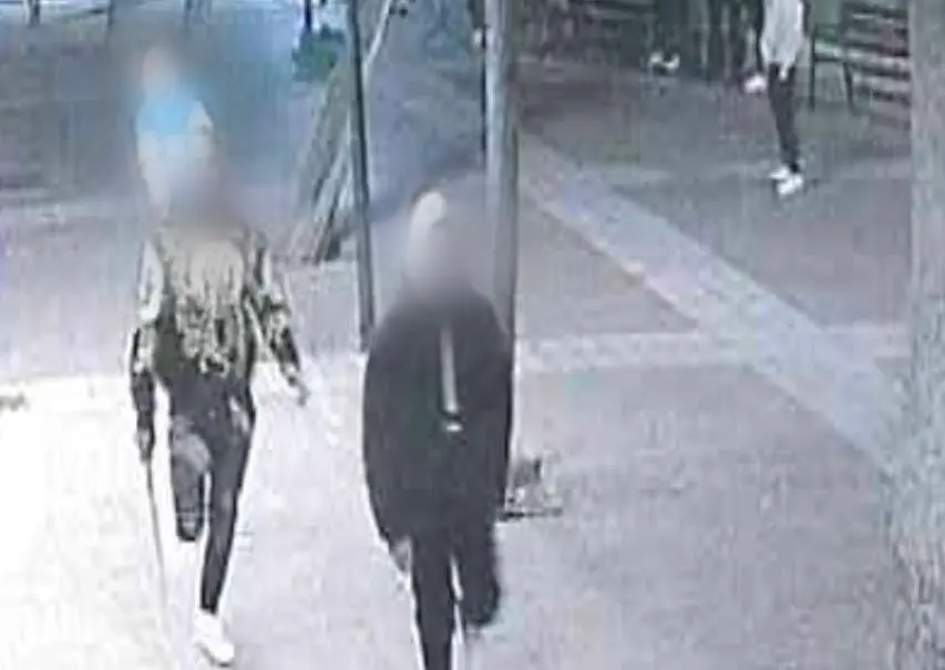 Imagen de 'Trinitarios' en Zaragoza y su l&iacute;der empu&ntilde;ando un cuchillo/H.A.