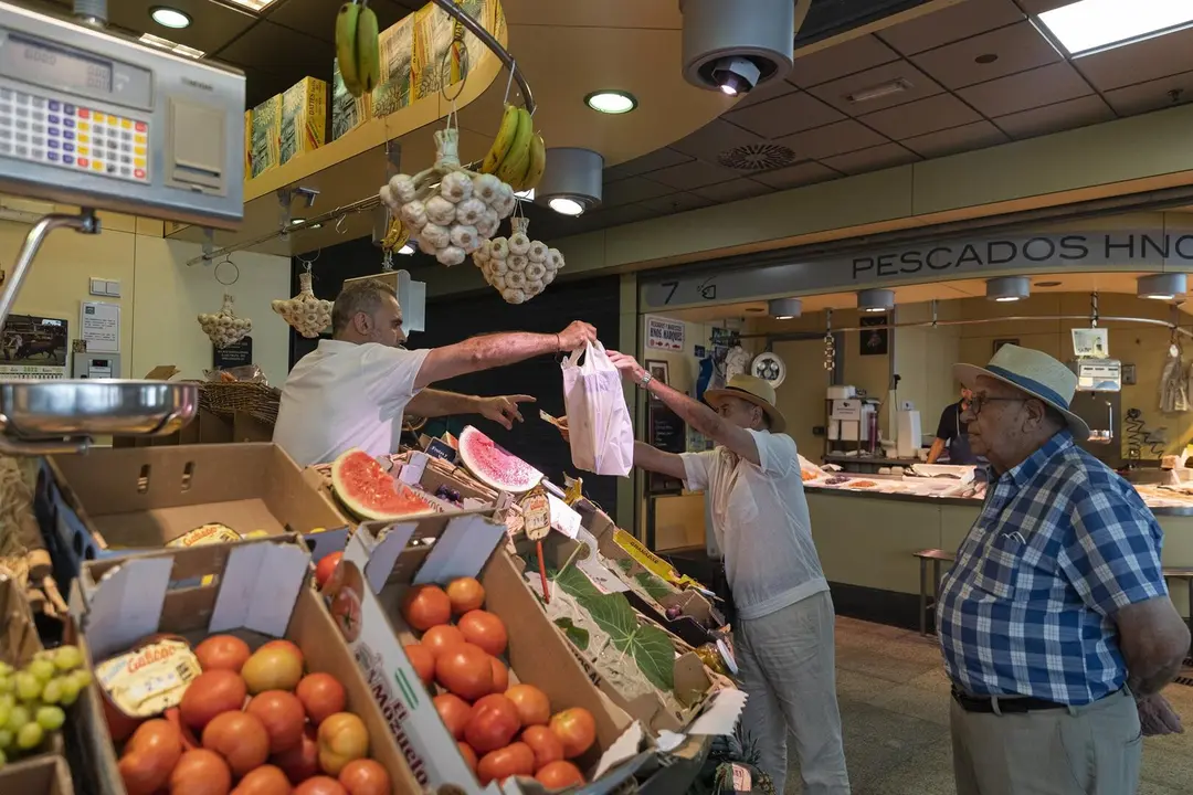 Un puesto de frutas y verduras de un mercado / ep